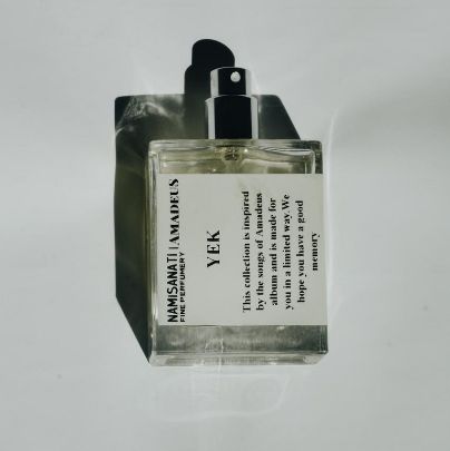 تصویر  عطر یک