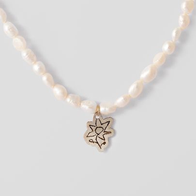 Picture of white flower necklace