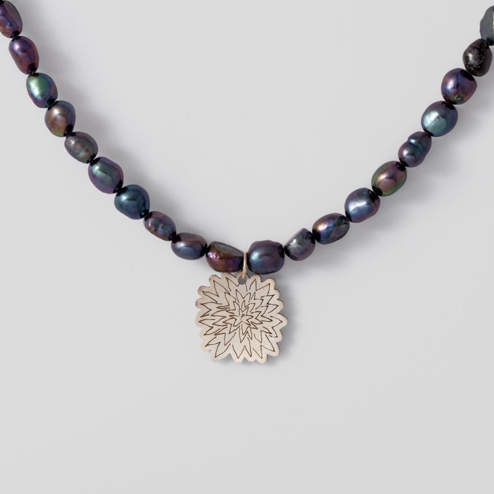 Picture of Black flower necklace