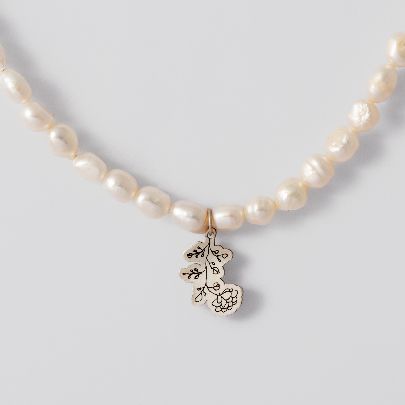 Picture of white flower necklace