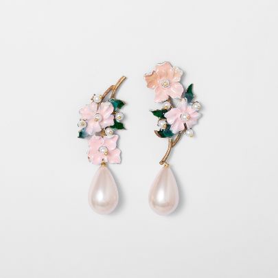 Picture of Pink flower and pearl earrings