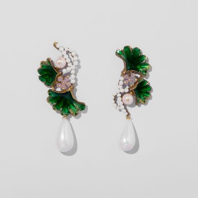 Picture of Women's earrings with biloba leaves and pearls