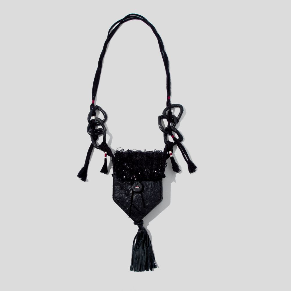 Picture of Black macrame clutch