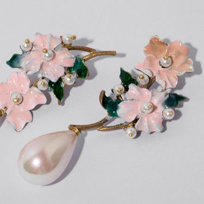 Picture of Pink flower and pearl earrings