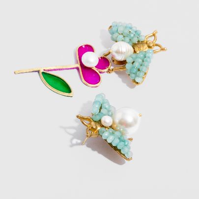 Picture of Women's earrings with pearls and flowers