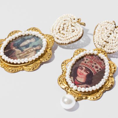 Picture of Women's earring apple and Qajar frame