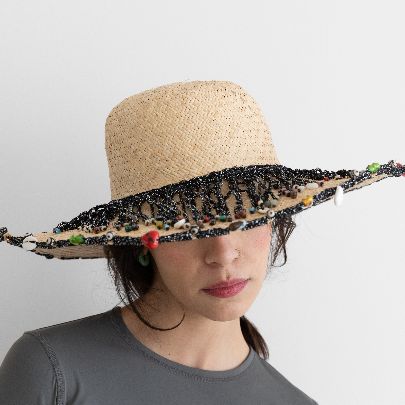 Picture of A straw hat with roots