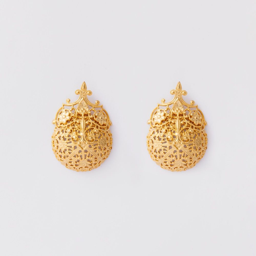 Picture of Women's golden flower design earrings