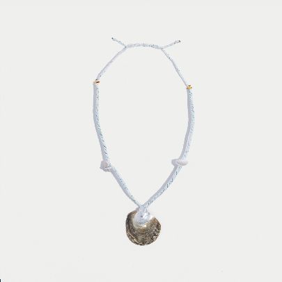 Picture of necklace of thread and shell