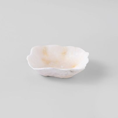 Picture of Uncoordinated alabaster container 2