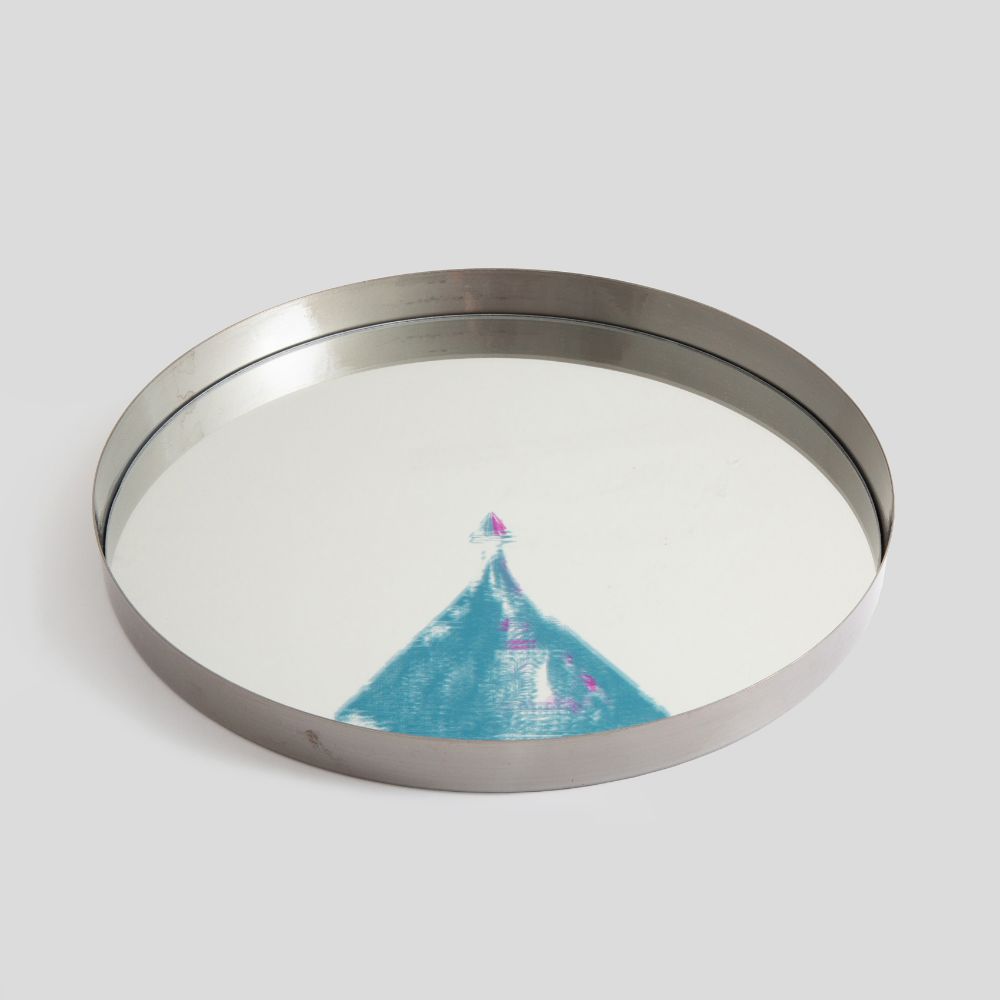 تصویر  سینی آینه ای با طرح مثلث