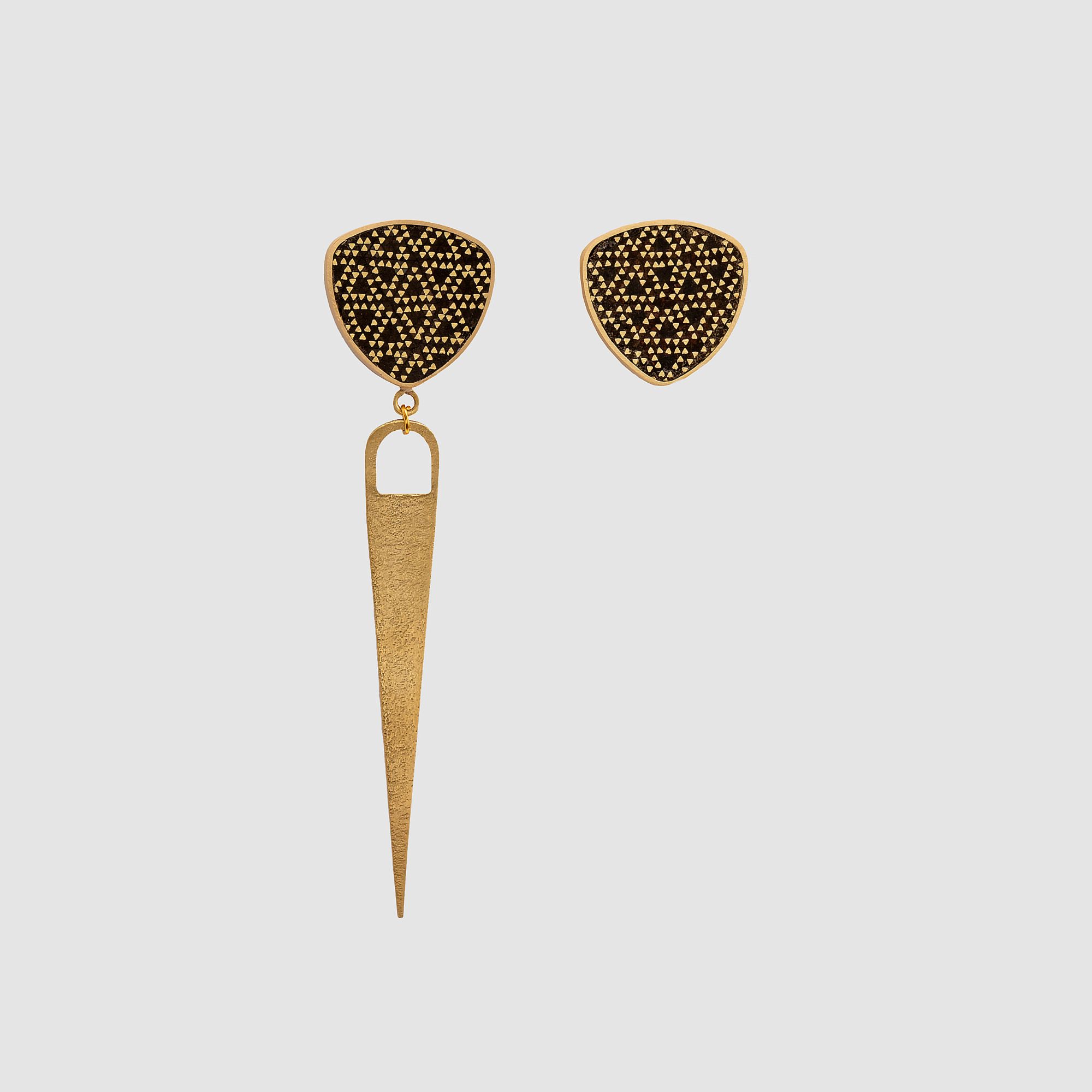 Picture of Women's earrings with traditional black and gold brass and ring (blade)